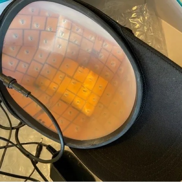 CapillusPro 202 Laser Therapy Cap. has an adapter for the European network. - Picture 6 of 14